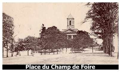 D&eacute;pourvue de place convenable pour ses foires et ses march&eacute;s si importants, La Gacilly se devait d&rsquo;avoir un champ de foire tr&egrave;s vaste et tr&egrave;s fonctionnel. Le conseil municipal fut autoris&eacute; par ordonnance royale du 14 septembre 1840 &laquo; &agrave; faire l&rsquo;acquisition d&rsquo;un hectare de terrain pour &ecirc;tre transform&eacute; en une vaste place dite Place Robert et sur laquelle aboutiront les rues Lorois et Bernard. &raquo; Fin 1840, M. Robert, le maire, peu de temps avant d&rsquo;entreprendre la construction de l&rsquo;&eacute;glise actuelle, d&eacute;cida le conseil municipal &agrave; voter les cr&eacute;dits n&eacute;cessaires pour l&rsquo;am&eacute;nagement de cette place face au terre-plein o&ugrave; devait s&rsquo;&eacute;lever la future &eacute;glise, au d&eacute;bouch&eacute; des nouvelles voies de communication qui viennent d&rsquo;&ecirc;tre mises en service.